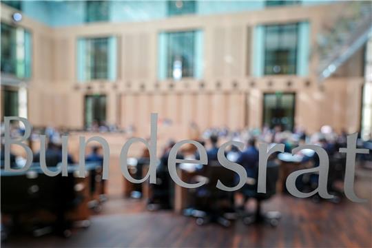 Der Treibhausgasausstoß soll künftig sektorenübergreifend betrachtet werden - so hat es der Bundesrat gebilligt.