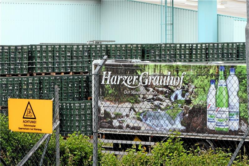 Rewe räumt Harzer Grauhof aus den Regalen Der Trinkwasser-Abfüller Harzer Grauhof will schließen. Erste Mitarbeiter haben bereits ihre Kündigung erhalten. Archivfoto: Epping