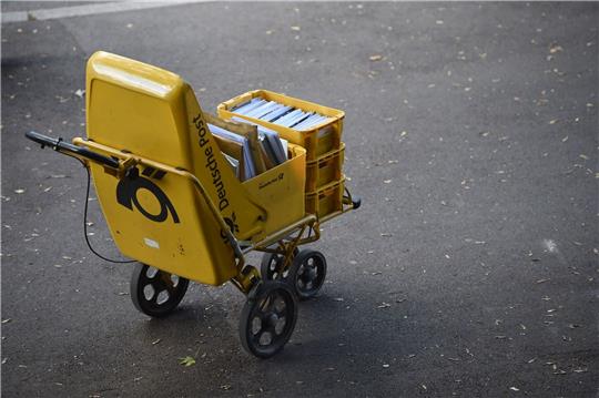Der Trolley eines Zustellers der Deutschen Post in Stuttgart.