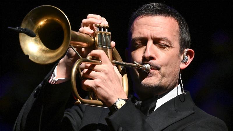Der Musiker Till Brönner spielt mit geschlossenen Augen Trompete.