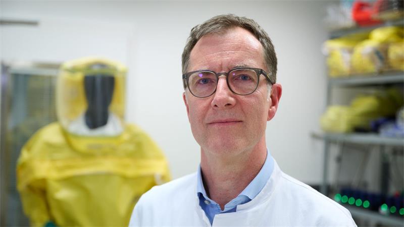 Wie Ebola-Patienten auf Isolierstationen behandelt werden Der Tropenmediziner Torsten Feldt ist in Düsseldorf für die Sonderisolierstation zuständig. (Archivbild)