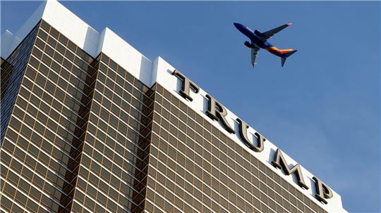 Der „Trump“-Schriftzug prangt an einem Hotel in Las Vegas - an der australischen Gold Coast könnte ein ähnliches Projekt entstehen. (Symbolbild)