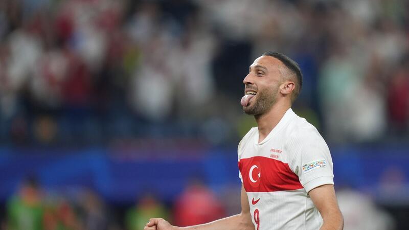 Türkei müht sich ins Achtelfinale Der Türke Cenk Tosun jubelt nach seinem Treffer zum 2:1-Endstand.