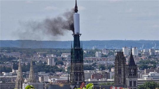 Der Turm der Kathedrale von Rouen steht in Flammen.