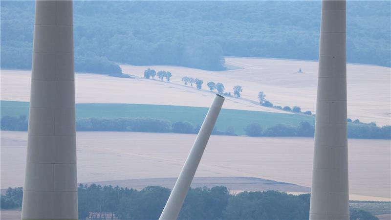 Repowering in Dardesheim für hohen zweistelligen Millionenbetrag Der Turm einer Windenergieanlage fällt nach der Sprengung im Windpark Druiberg.