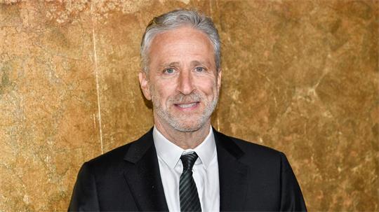 Der US-Comedian hat seinen Vertrag bei der „Daily Show“ verlängert. (Archivbild)