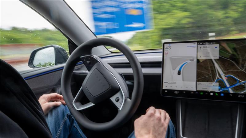 Der US-Elektroautobauer Tesla bemüht sich um die Zulassung von FSD in den europäischen Ländern (Archivbild)