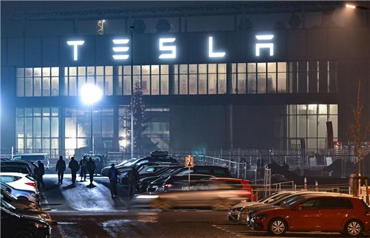 Der US-Elektroautobauer Tesla beschäftigt in seiner Fabrik in Grünheide bei Berlin mehr als 10.000 Mitarbeiter.