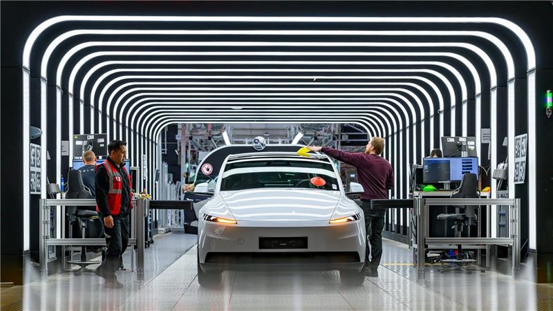 Der US-Elektroautobauer Tesla hat den Krankenstand in der Fabrik in Grünheide bei Berlin reduziert. (Archivbild)