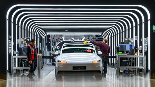 Der US-Elektroautobauer Tesla hat den Krankenstand in der Fabrik in Grünheide bei Berlin reduziert. (Archivbild)