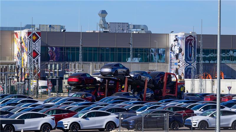 Der US-Elektroautobauer Tesla will die Zahl der Beschäftigten in seinem Werk in Grünheide erhöhen.(Archivbild)