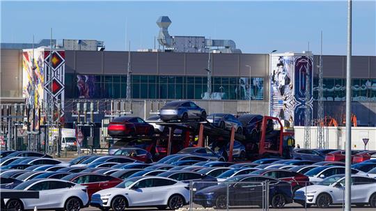 Der US-Elektroautobauer Tesla will die Zahl der Beschäftigten in seinem Werk in Grünheide erhöhen.(Archivbild)