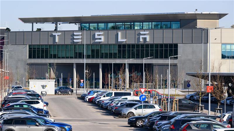 Tesla Grünheide sieht sich trotz Absatzkrise auf gutem Kurs Der US-Elektroautobauer Tesla zeigt sich trotz sinkender Neuzulassungen zuversichtlich (Archivbild).