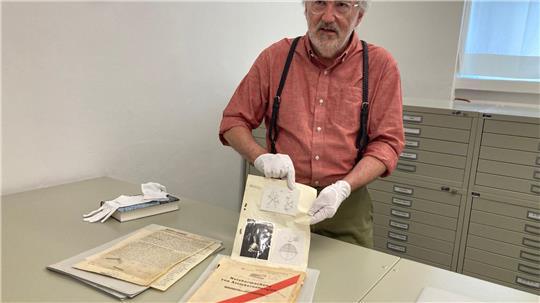 Der US-Historiker Mark Walker präsentiert im Deutschen Museum anhand von Dokumenten neue Erkenntnisse zu Hitlers Atomprogramm - und seinem Scheitern. 