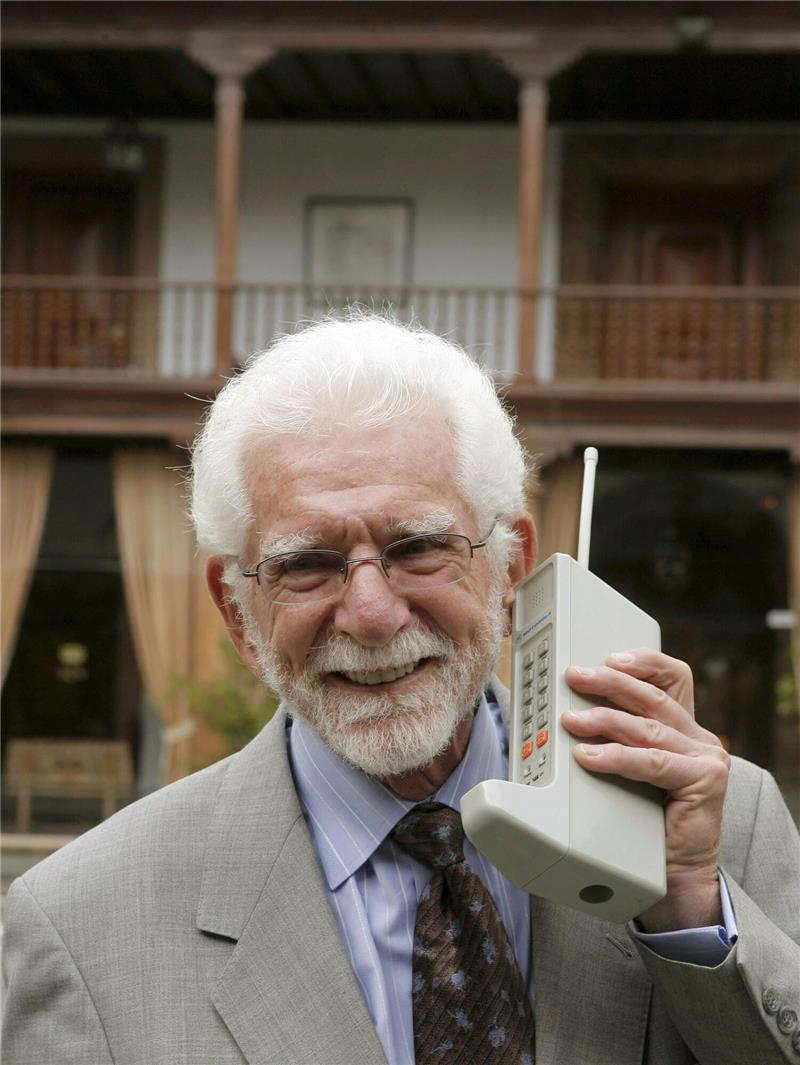 Der US-Ingenieur Martin Cooper hält eines der ersten Mobiltelefone.