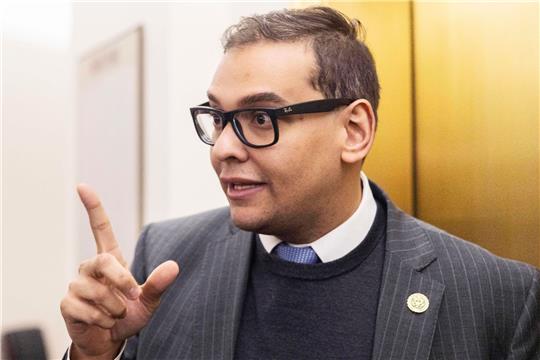 Der US-Kongressabgeordnete George Santos soll sich im Wahlkampf Geld von Spenderinnen und Spendern mit falschen Angaben erschlichen haben.