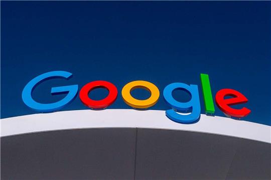 Der US-Konzern tritt mit den Gemini-Erweiterungen vor allem gegen die KI-Funktion «Co-Pilot» von Microsoft an, die ebenfalls eine Verknüpfung mit Office-Dokumenten und anderen persönlichen Datenbeständen ermöglicht.