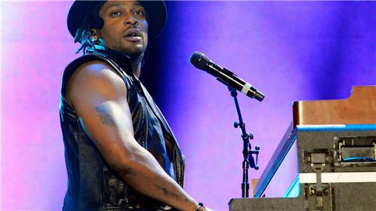 Der US-Musiker D’Angelo 2012 bei einem Auftritt in New Orleans. (Archivbild)