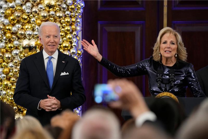 Jill Biden: Joe schreibt mir jedes Jahr ein Gedicht Der US-Präsident Joe Biden schenkt seiner Frau Jill Biden jedes Jahr ein selbstgeschriebenes Gedicht.