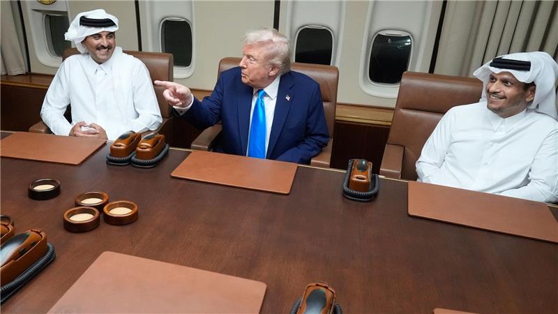 Der US-Präsident trifft den Emir von Katar und den Ministerpräsidenten des Landes an Bord der Air Force One. 