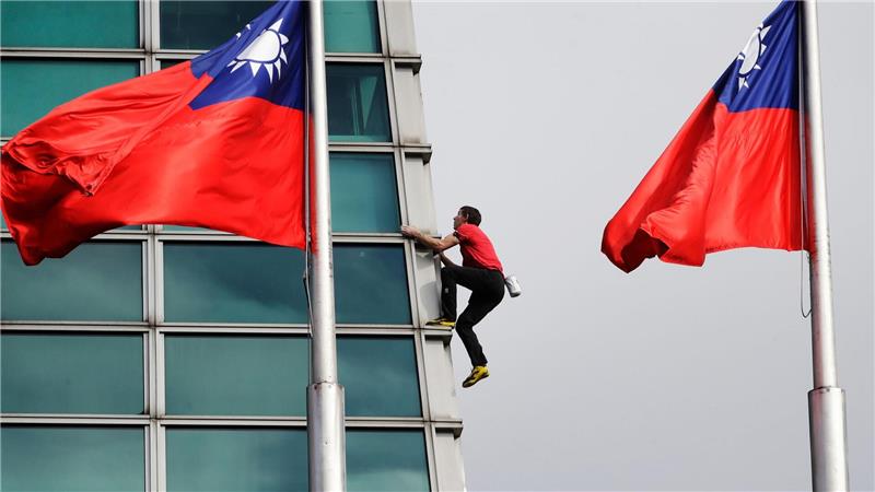 Der US-amerikanische Kletterer Alex Honnold klettert in Taipeh, Taiwan, auf den Wolkenkratzer Taipei 101.
