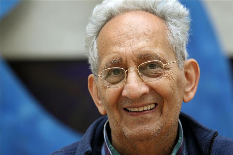 Der US-amerikanische Künstler Frank Stella posiert im Kunstmuseum Wolfsburg vor einem seiner Werke.