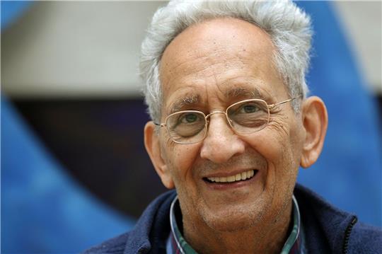 Der US-amerikanische Künstler Frank Stella posiert im Kunstmuseum Wolfsburg vor einem seiner Werke.