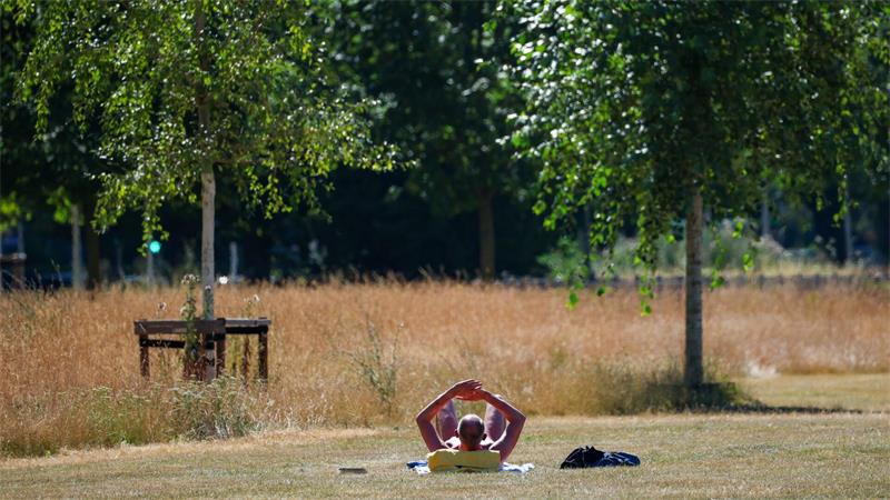 Der UV-Index ist hoch, daher sollte man sich schützen, sagt der DWD 
