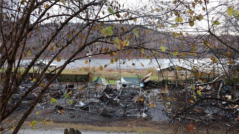 Brandreste der Wohnwagen