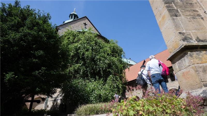 Der Überlieferung nach hatte ein Sohn Karls des Großen um 815 bei einer Rast ein Reliquiengefäß nicht aus den Rosen befreien können. 