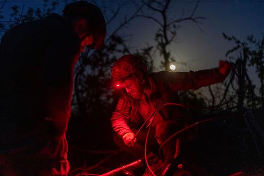 Der Ukraine fehlen Waffen und Munition. Die USA helfen: «In den nächsten Stunden» werde man damit beginnen, Ausrüstung für die Flugabwehr, Artillerie, Raketensysteme und gepanzerte Fahrzeuge zu schicken.