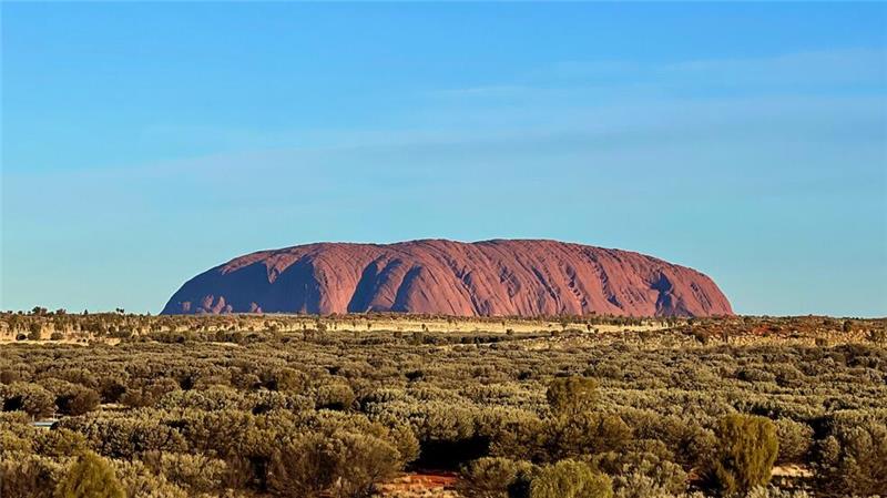 Der Uluru ist der heilige Berg der Anangu und ragt mitten aus dem Outback.