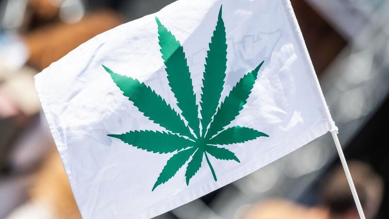 Mehrere Hundert Menschen ziehen bei Hanfparade durch Berlin Der Umgang mit dem Cannabisblatt erregt weiterhin die Gemüter.
