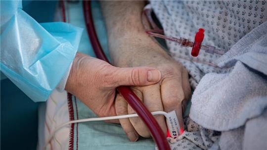 Der Umgang mit vulnerablen Gruppen wie Krankenhaus-Patienten war Thema im Kommunalen Präventionsrat. Foto: Boris Roessler/dpa (Symbol)