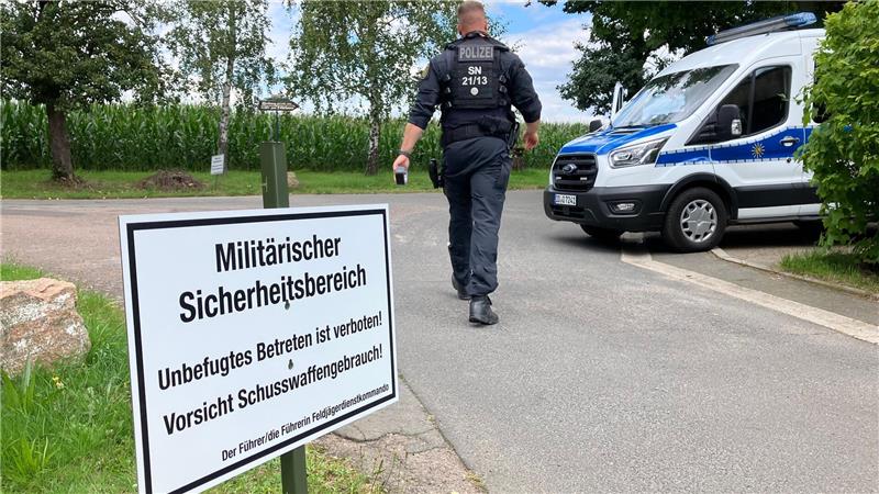 Der Umkreis der Absturzstelle wird zum militärischen Sicherheitsbereich und zur Flugverbotszone erklärt. 
