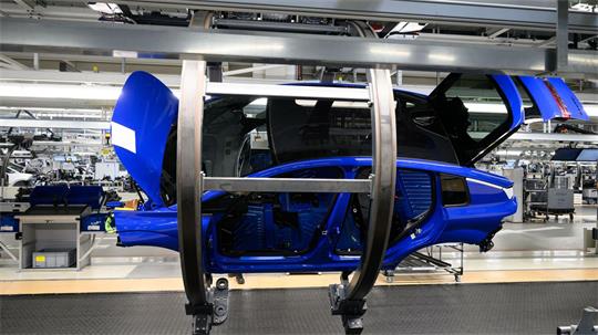 Der Umsatz von Volkswagen, Mercedes-Benz und BMW ist im ersten Halbjahr gesunken. (Archivbild)