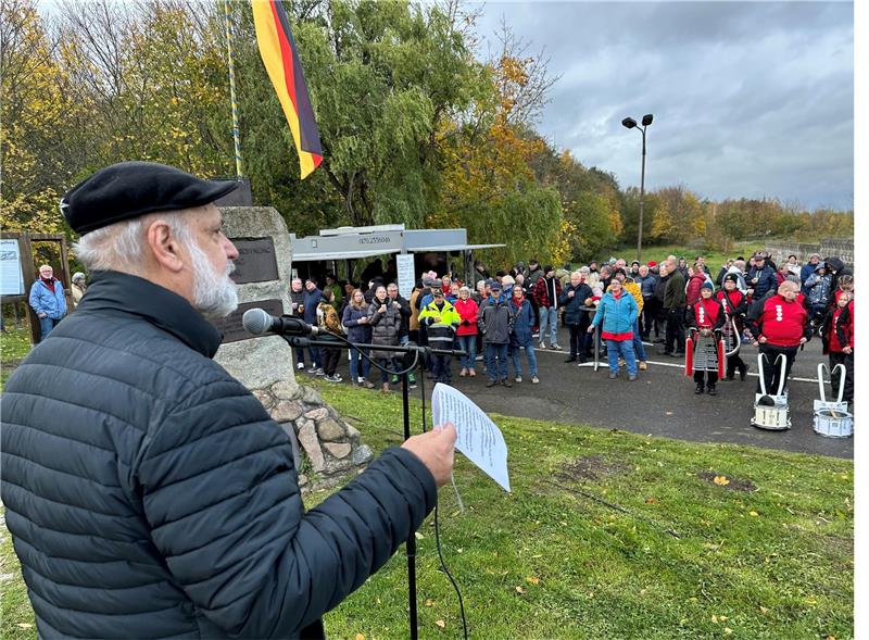 150 Besucher erinnern an die Grenzöffnung bei Eckertal Der Umweltschützer Dr. Friedhart Knolle hält 34 Jahre nach der Grenzöffnung einen Vortrag am ehemaligen Eisernen Vorhang. Foto: Eggers