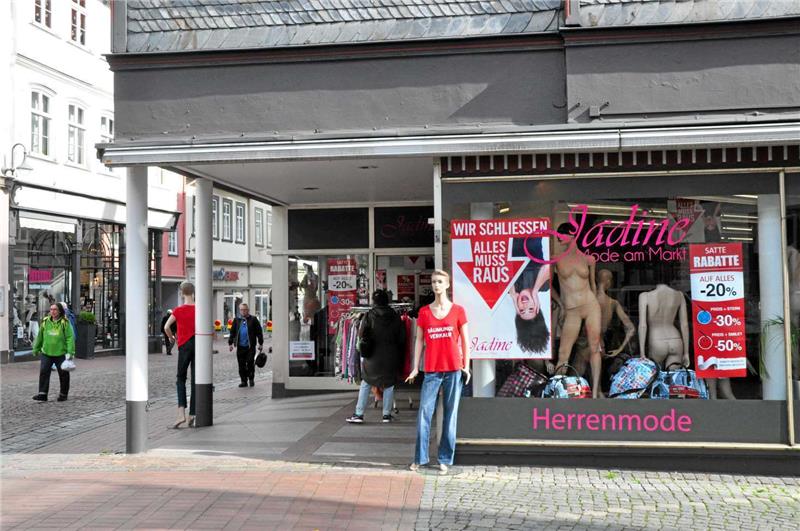 Der Umzug des Traditionsgeschäfts „Jadine“ an den Marktplatz war ein Versuch, das Geschäft zu beleben. Jetzt ist Ausverkauf. Fotos: Kempfer