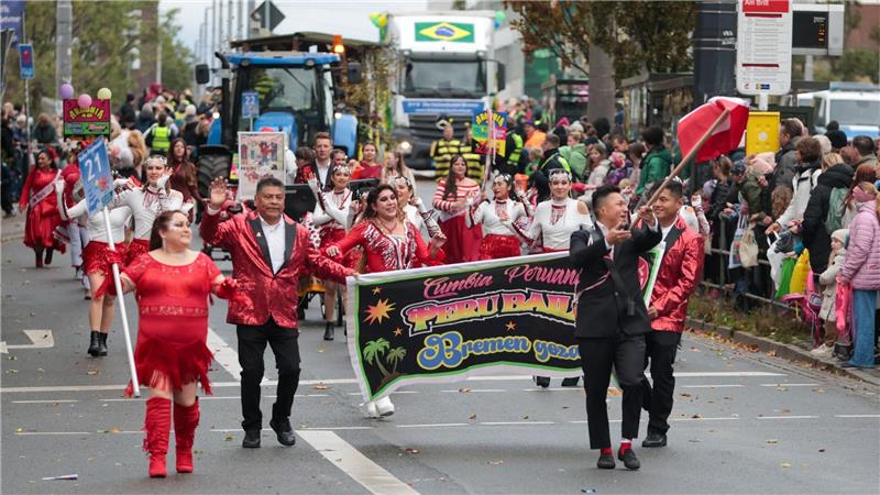 Fünfte Jahreszeit in Bremen – Tausende ziehen zum Freimarkt Der Umzug durch Bremen mit rund 4.000 Teilnehmerinnen und Teilnehmer ist der Höhepunkt des Freimarkts.