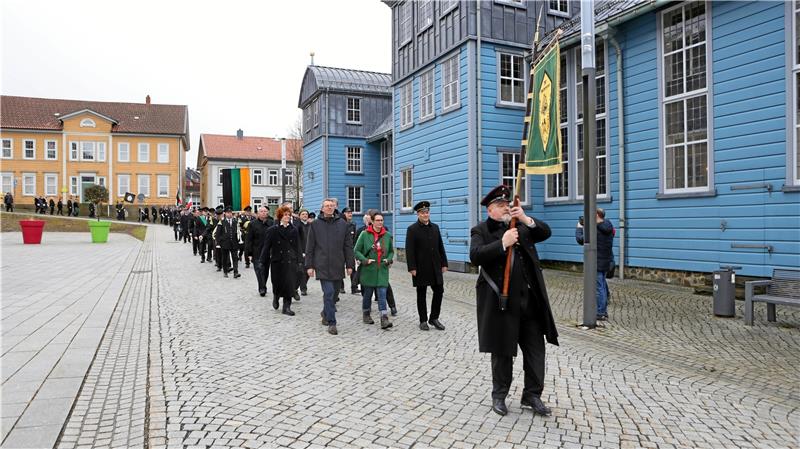 Der Umzug mit 120 Teilnehmern endet an der Marktkirche. Foto: Neuendorf