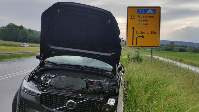 Der Unfall ereignet sich an der Anschlussstelle Lutter der B 82. Der Volvo war in Richtung Goslar unterwegs, als er mit dem entgegenkommenden Fahrzeug kollidiert.