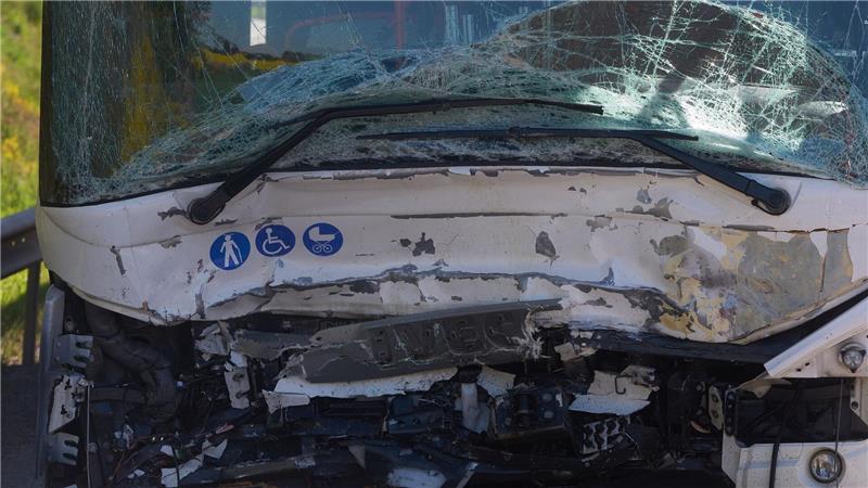 Der Unfall ereignete sich auf der Bundesstraße 327 zwischen Gödenroth und Kastellaun im Rhein-Hunsrück-Kreis.