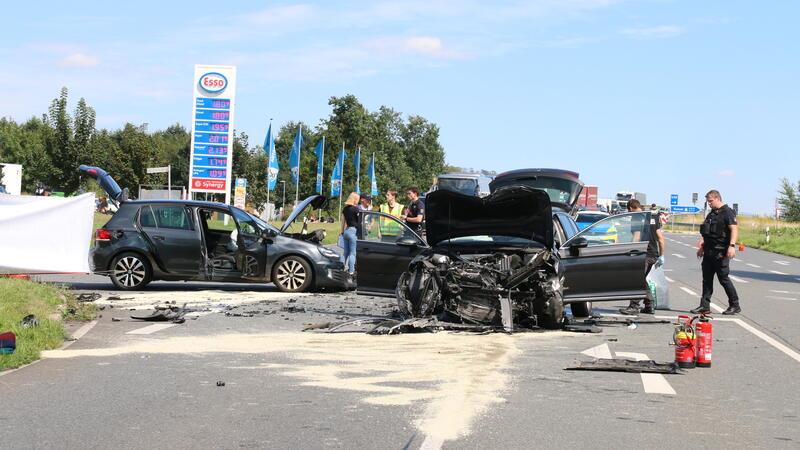 Unfallursache unklar: Frau stirbt bei Zusammenstoß auf B82 Der Unfall ereignete sich im Höhe des Autohofs.