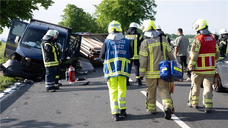 Der Unfall ereignete sich nach Polizeiangaben gegen 7.30 Uhr zwischen der Stadt Pattensen und deren südlichem Ortsteil Oerie.