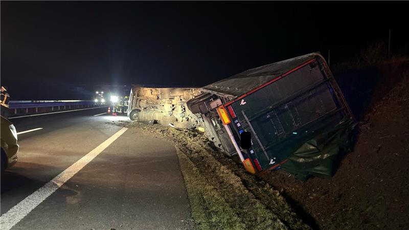Nach Verkehrsunfall: Auf der A36 im Harz laufen Tausende Hühner Der Lkw liegt seitlich im Graben.