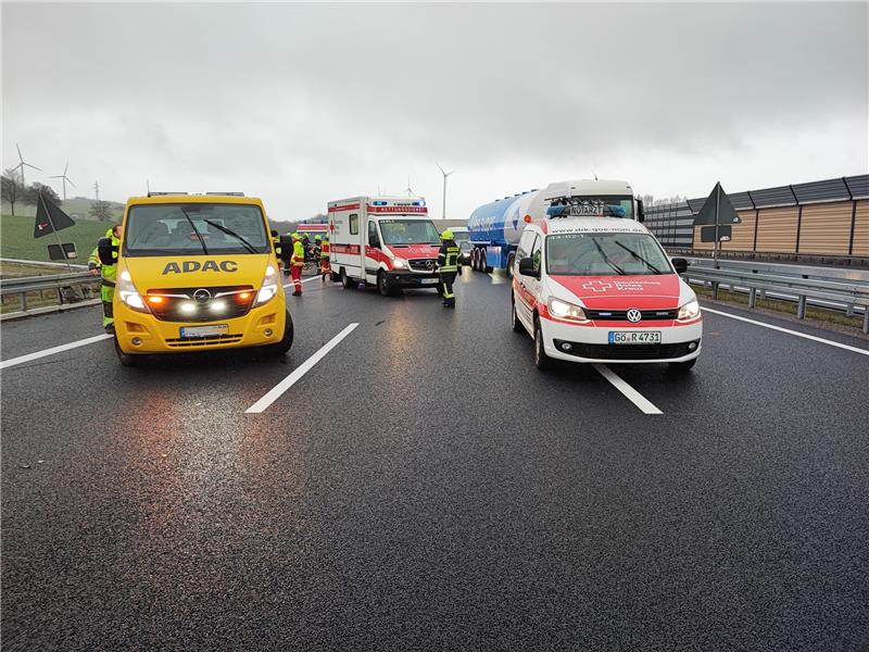 Wohnanhänger bei Unfall auf A7 aufgeschlitzt: Familie verletzt Der Unfall sorgte für einen kilometerlangen Stau. Foto: Freiwillige Feuerwehr Seesen