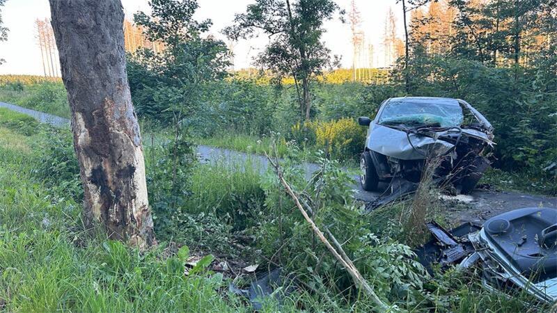Braunlage: Magdeburger (53) stirbt bei Baum-Crash auf B 27 Der Unfallfahrer konnte nur noch tot geborgen werden.