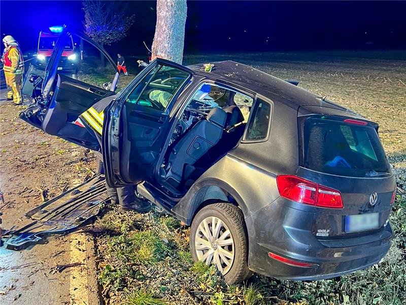 Keine Bremsspuren: Golf-Fahrer rast gegen Baum und stirbt Der Unfallhergang ist bisher unklar. Foto: Feuerwehr Bad Harzburg
