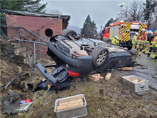 Der Unfallwagen gerät von der Fahrbahn ab, überschlägt sich und knallt gegen ein Bushaltestellenhäuschen. Fotos: Exner