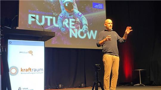 Der Unternehmer und „Business Futurist“ Sven Göth referiert vor mehr als 100 Unternehmern und Führungskräften im Kulturkraftwerk.